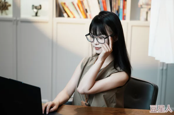 年轻的女秘书熟练运用AI办公软件提高效率已成为业界新趋势